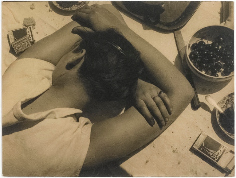 Yvonne Chevalier Femme endormie sur une table 1929-Enhanced